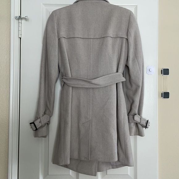 Classic oatmeal colored pea coat w/ optional belt - Picture 7 of 8